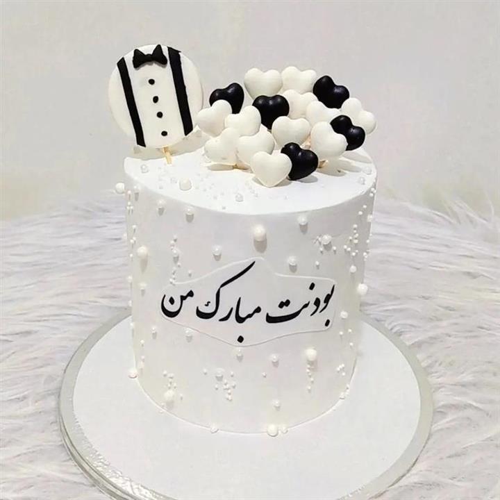 کیک شیفون وانیلی مدرن تولد تم مردونه با فوندانت قلب سفید و مشکی وزن 1450کیلوگرم ( فیلینگ نوتلا و موز و گردو)